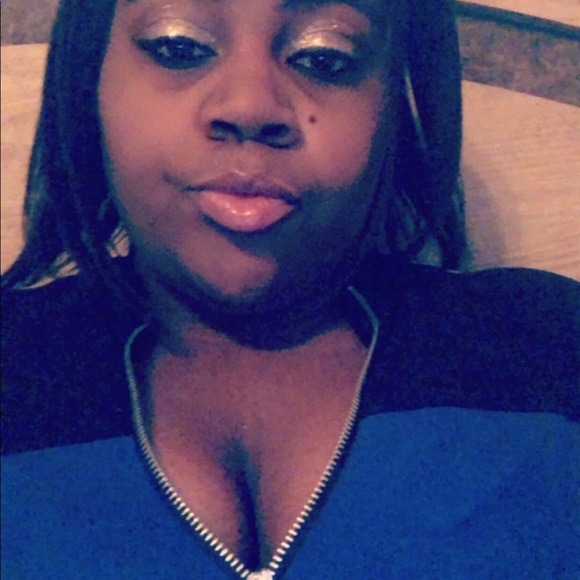 Meet your Posher, Tia - Picture 1 of 4